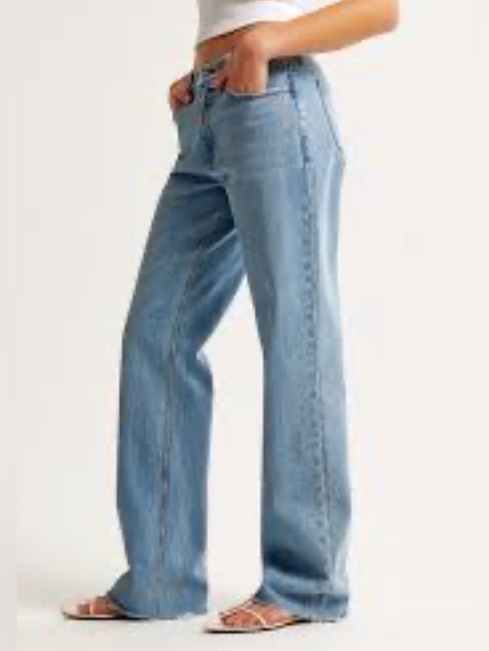 Abercrombie & Fitch 90s Baggy Low Rise Jeans. Light wash. Women size 31/12